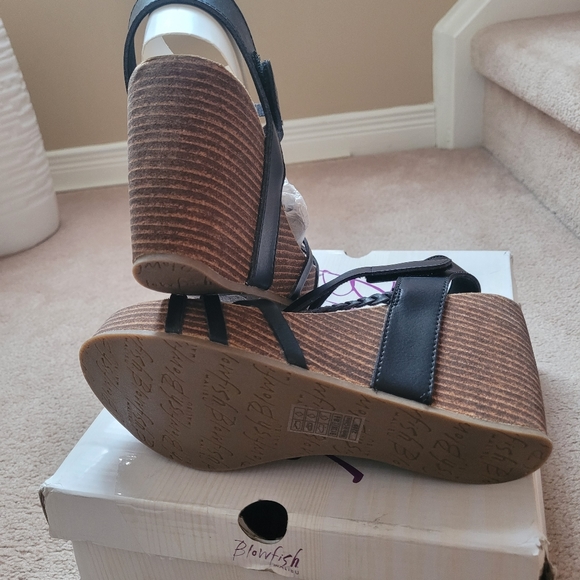 Ladies Wedge Sandals - Picture 2 of 9